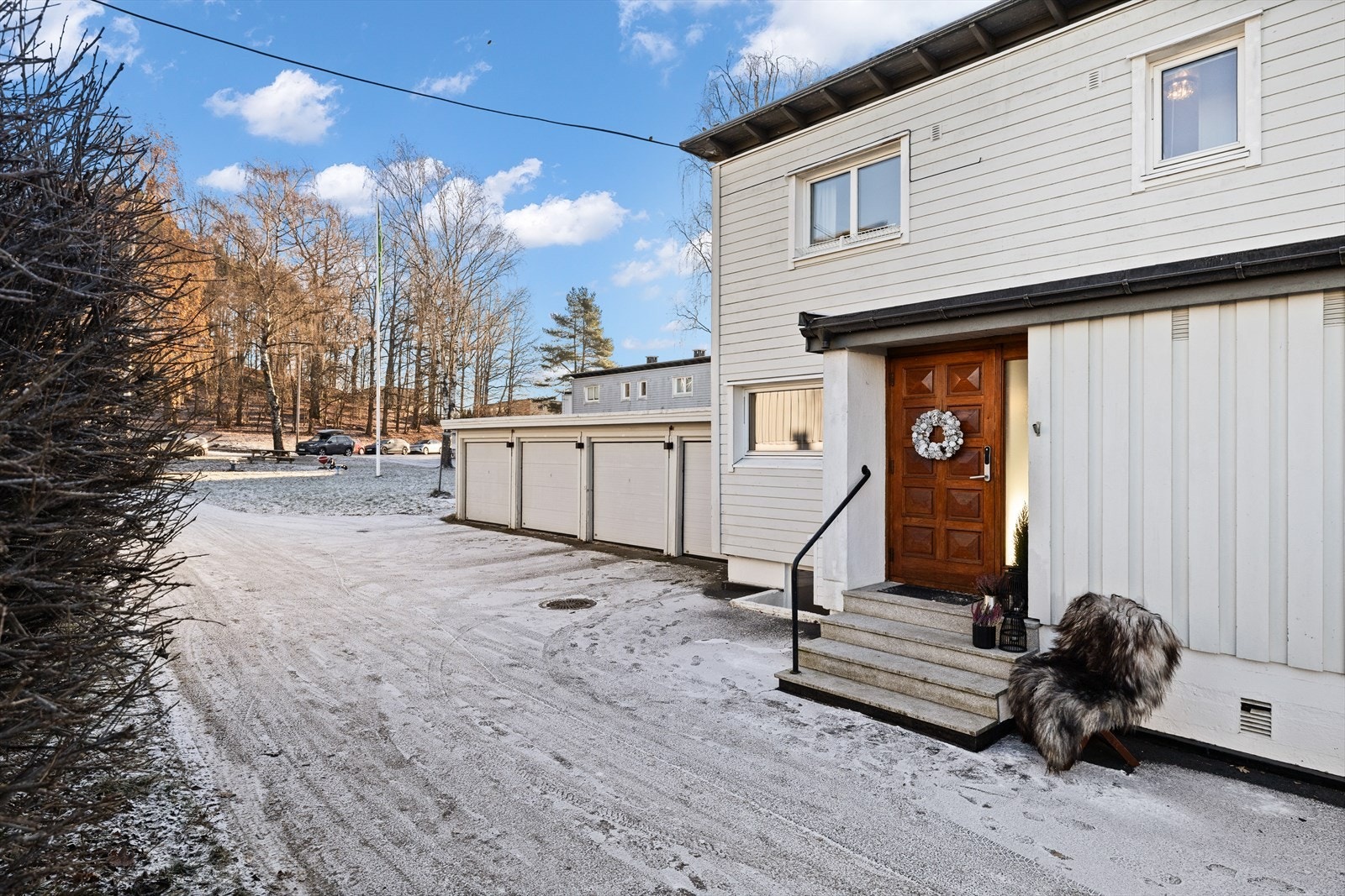 Boligen har meget god intern beliggenhet på ende. Garasje ligger vegg i vegg. Galleribilde