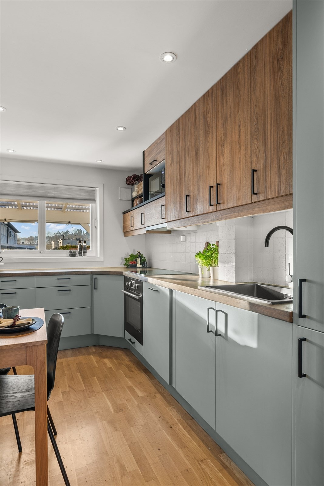 Kjøkkenet ble i 2022 oppgradert med folierte fronter fra Herjedalskjøkken, nye integrerte hvitevarer, ny kum i kompositt, nytt blandebatteri samt oppgradering av benkeplate i heltre. Galleribilde