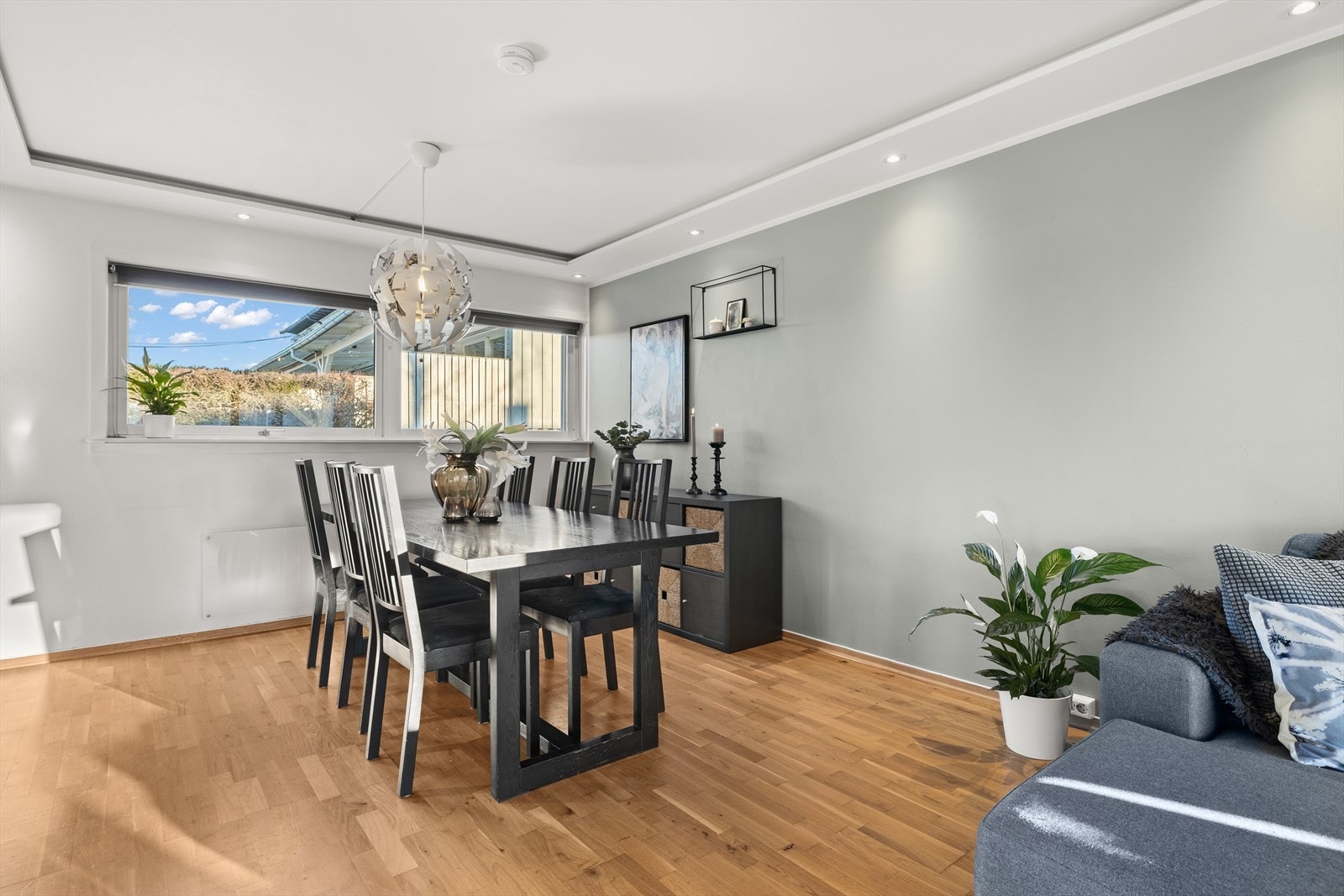 Luftig stue gir gode møbleringsmuligheter. Galleribilde