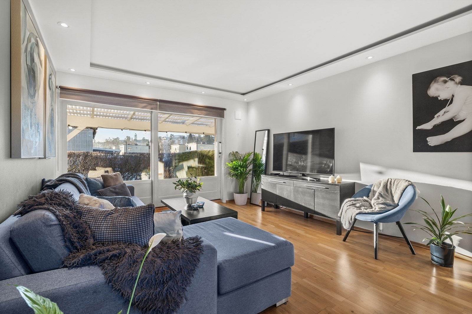 Lys og innbydende stue med rikelig av naturlig lysinnslipp. Galleribilde