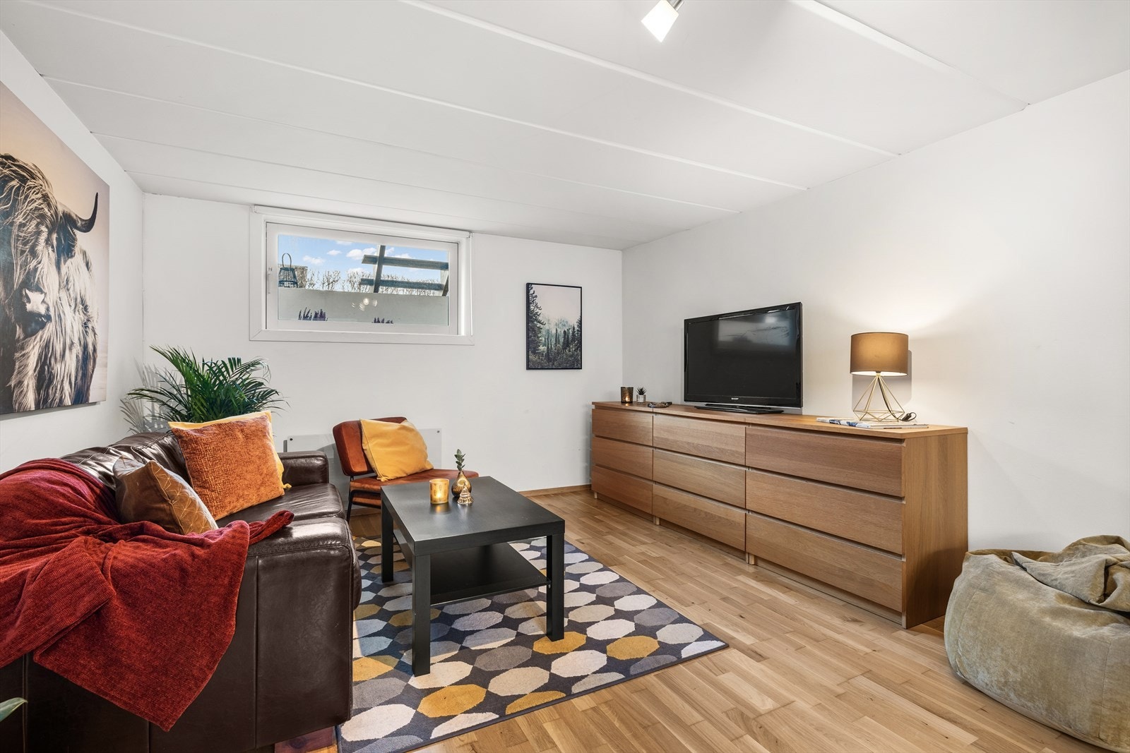 Det er installert varmepumpe i kjellerstue. Galleribilde