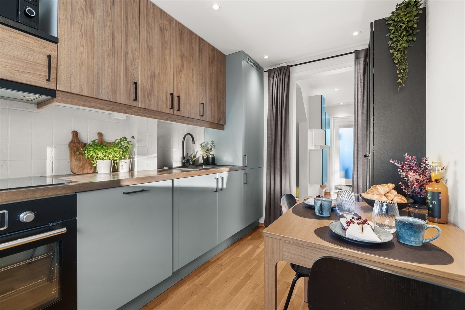 Lekkert kjøkken med delikate farge- og materialvalg. Galleribilde