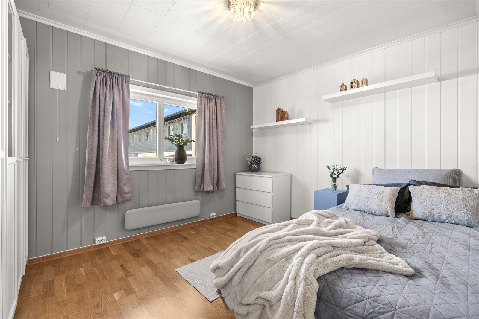 Hovedsoverommet | Rommet er av god størrelse med plass til dobbeltseng og tilhørende nattbord. Galleribilde