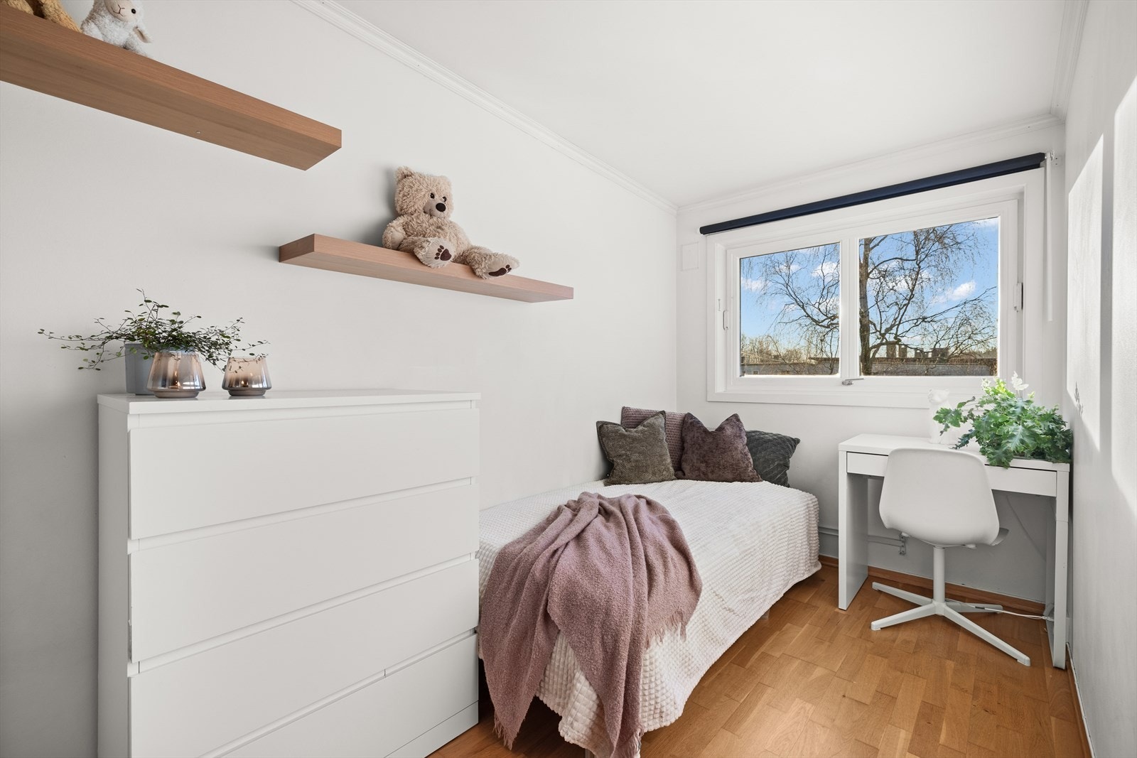 Soverom II | Her er det fin plass til seng, skrivepult og garderobeløsning. Galleribilde