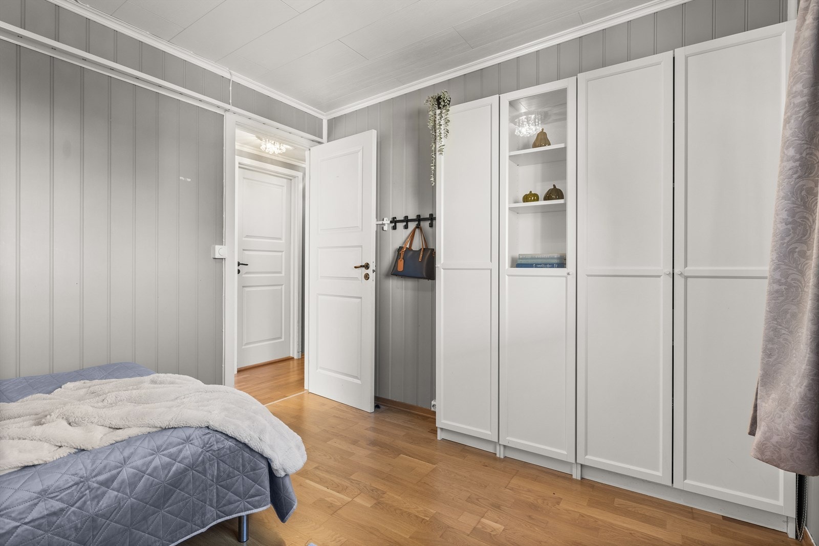 Det er godt med oppbevaringsplass i garderobeskap. Galleribilde