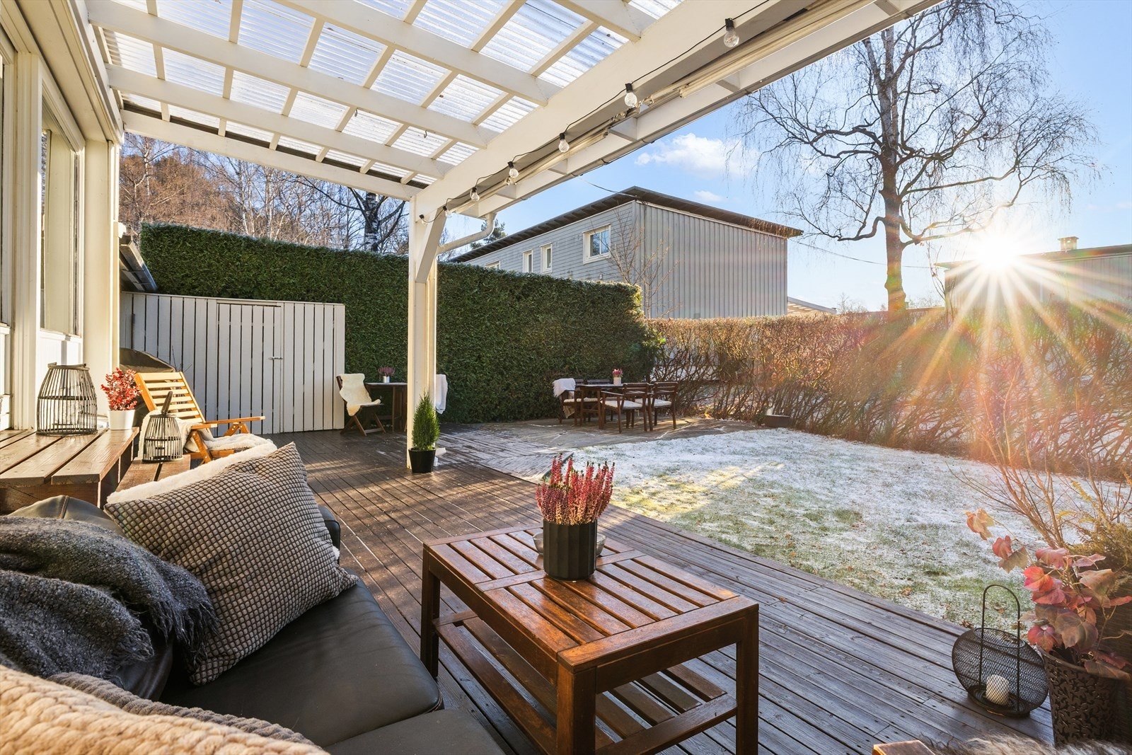 Her kan du flytte rett inn i drømmeboligen med god intern beliggenhet i borettslaget. Fra terrasse er det egen dør ut til fellesområder med lekeplasser m.m. Galleribilde