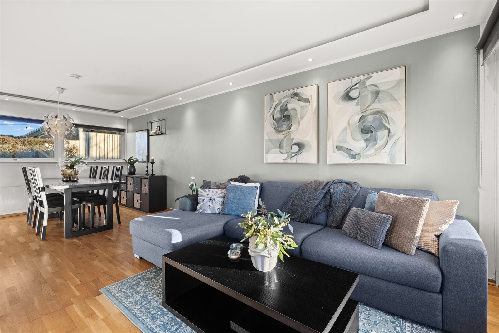 I stue er det god plass til flere sittegrupper og soner. Galleribilde