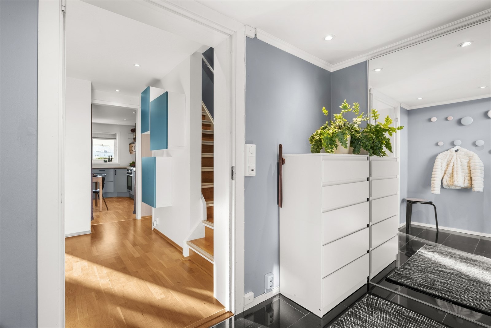 Entrè med plass til oppbevaring av sko og yttertøy. Galleribilde