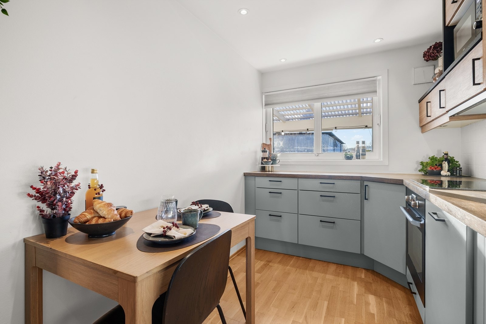 Praktisk planløsning med separat kjøkken. Galleribilde