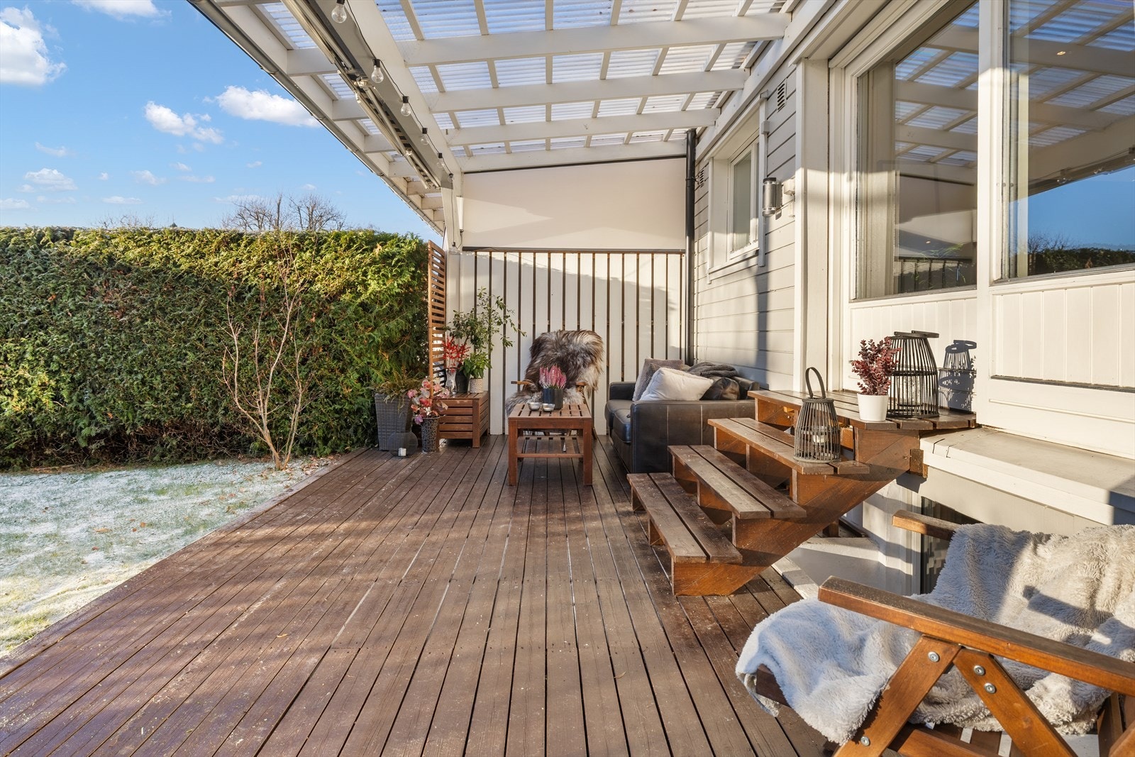 Fra stue er det adkomst til sydvendt markterrasse på hele 37 m². Galleribilde