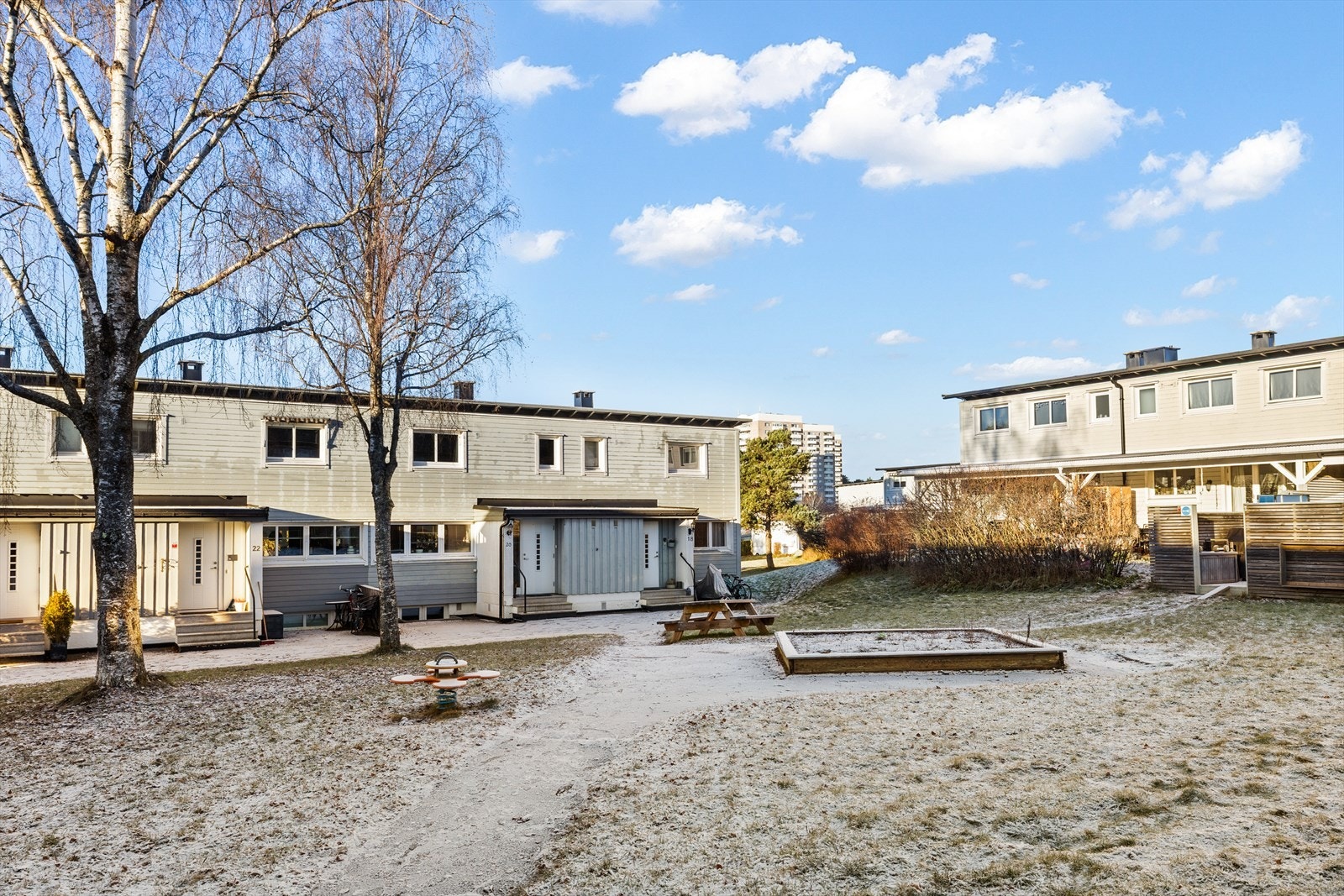 Rett utenfor døren er det store grøntområder, sitteplasser og flere lekeplasser. Galleribilde