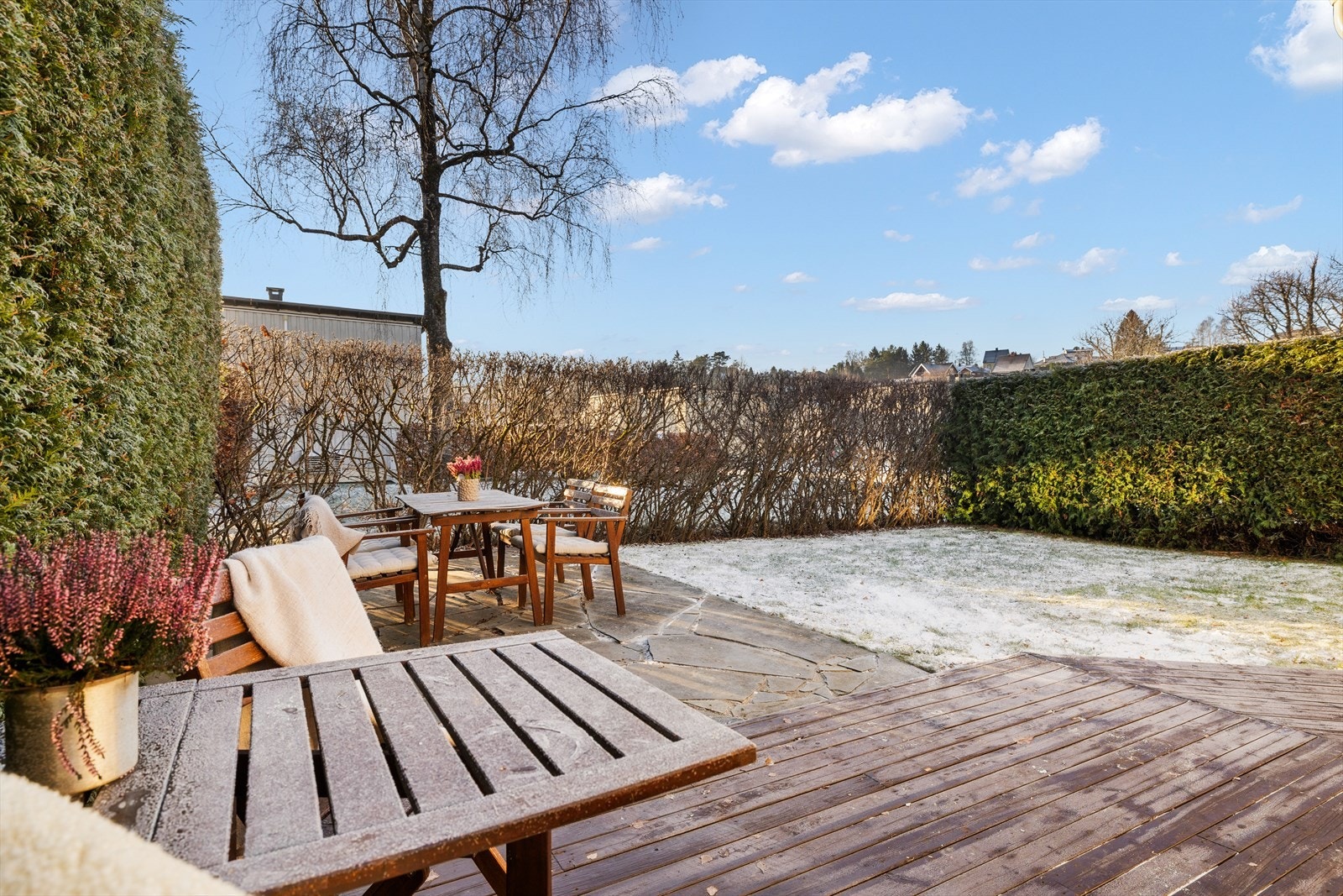 Her får kjøper gleden av optimale solforhold, rolige omgivelser, samt en frodig og skjermet hage. Galleribilde