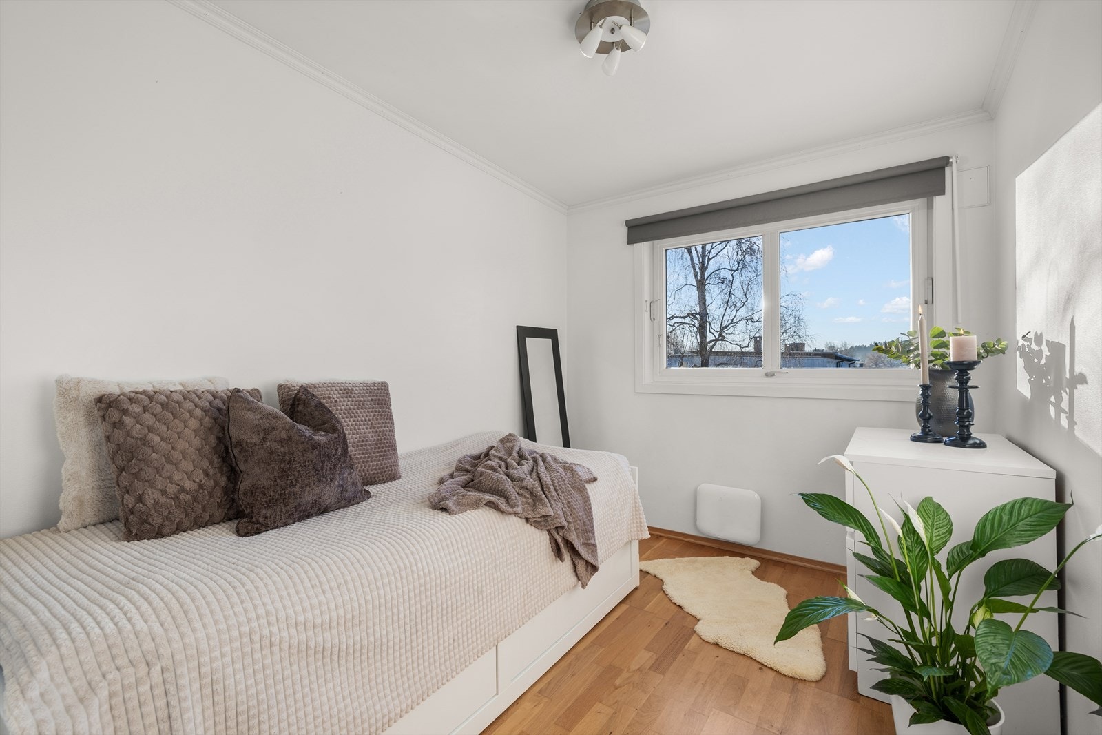 Soverom III | Praktisk soverom med mye naturlig lysinnslipp. Galleribilde