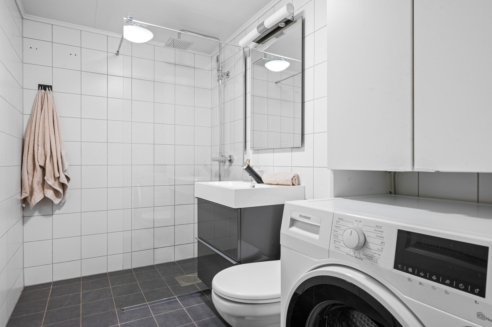 Badet ble rehabilitert i regi av borettslaget i 2013/2014 og har elektrisk gulvvarme for økt komfort. Galleribilde