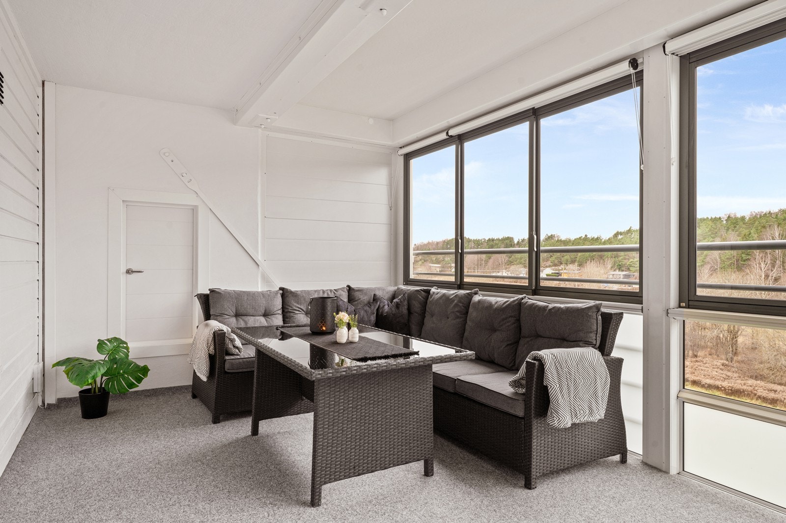 Balkongen er vestvendte og har gode solforhold på ettermiddagen, samt utsyn over nærområdet. Galleribilde