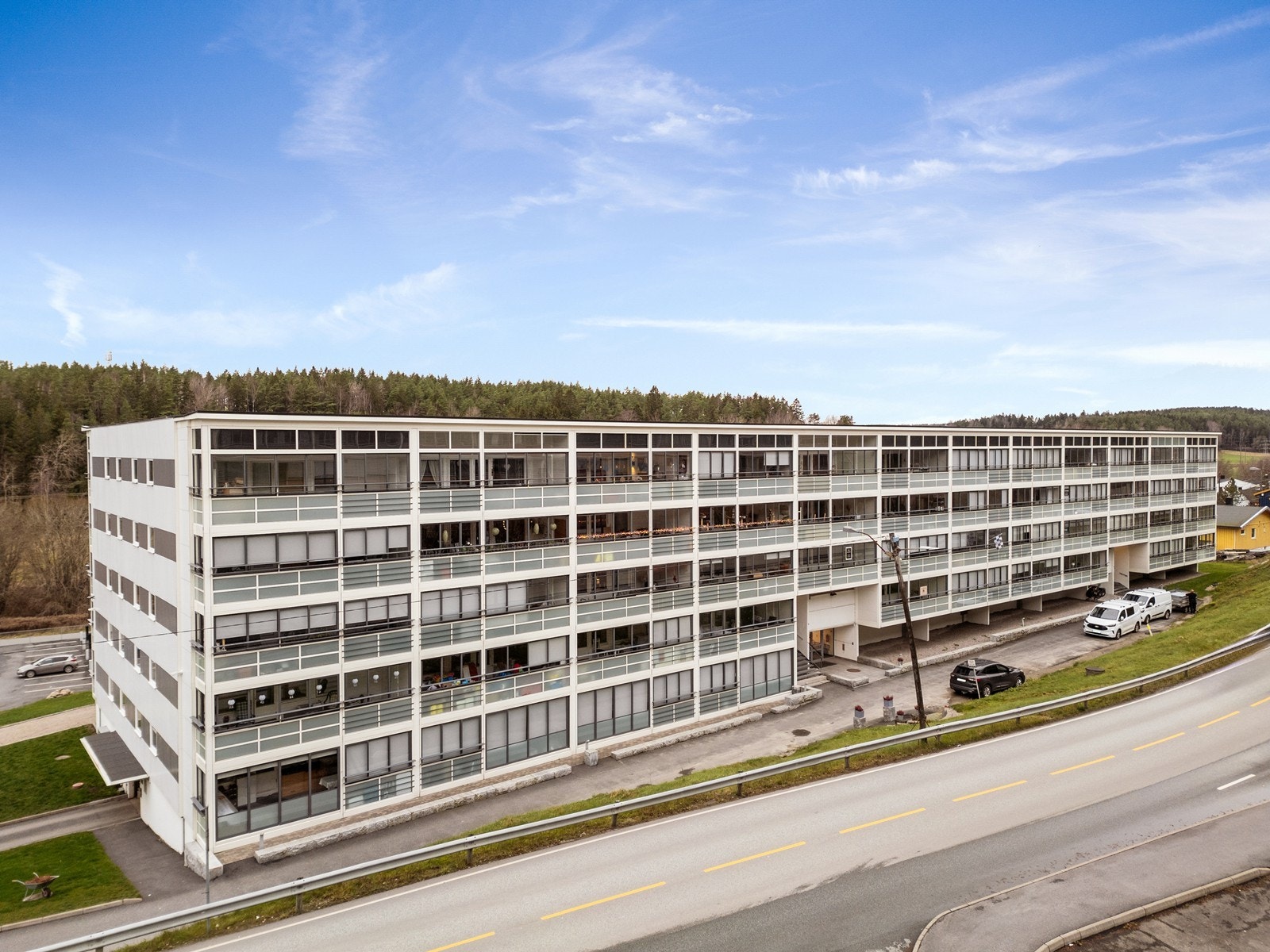 Balkongene i borettslaget ble utvidet og innglasset i 2018-19, noe som gir et moderne fasadeuttrykk. Galleribilde