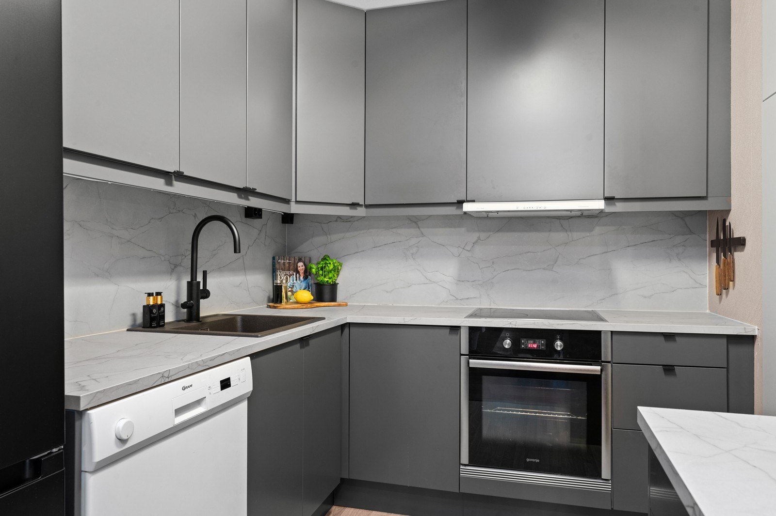 Kjøkkenet er godt utstyrt med skap- og benkeplass. Galleribilde