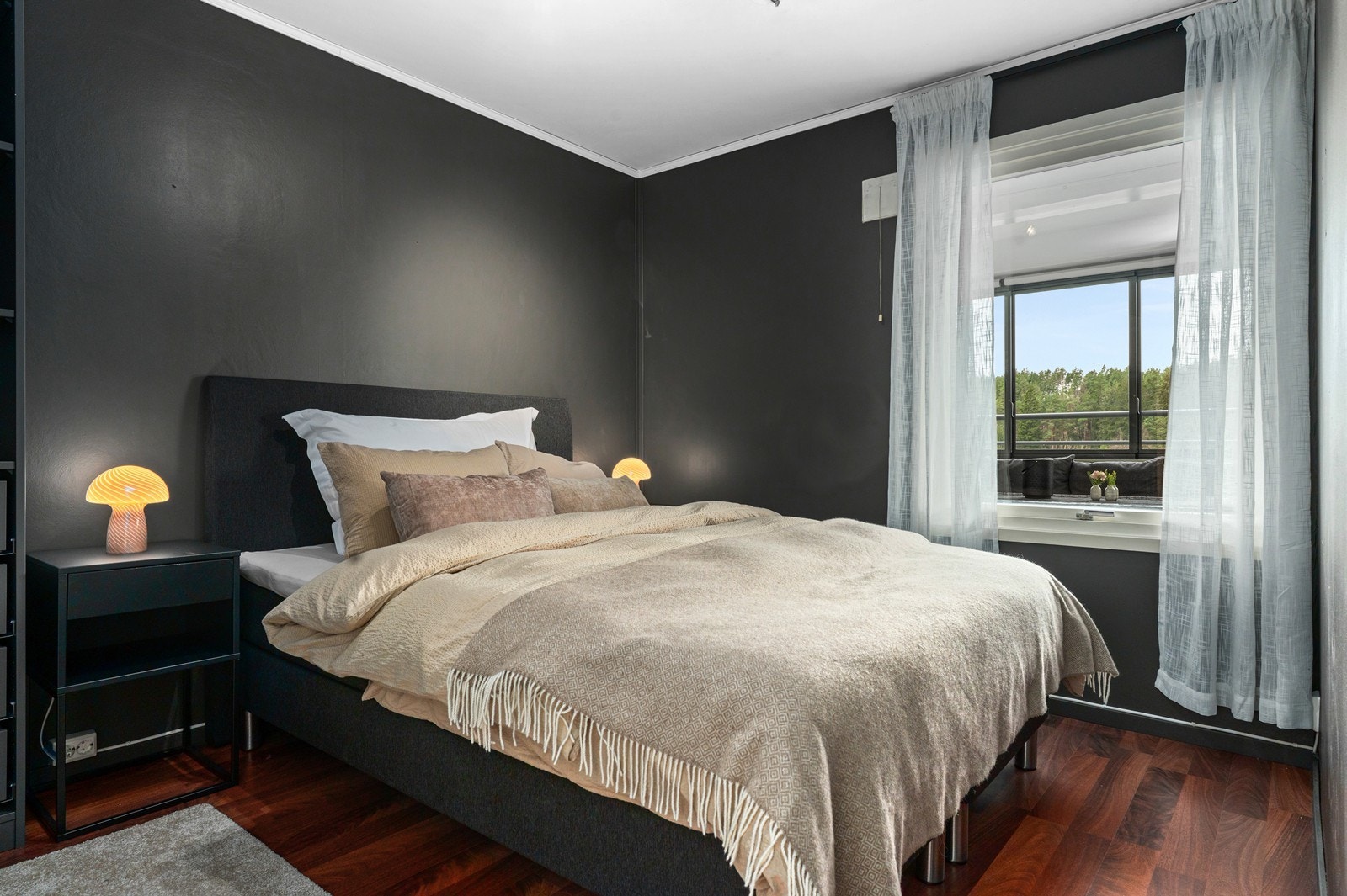 Soverommet har god plass til dobbeltseng og tilhørende møblement. Galleribilde