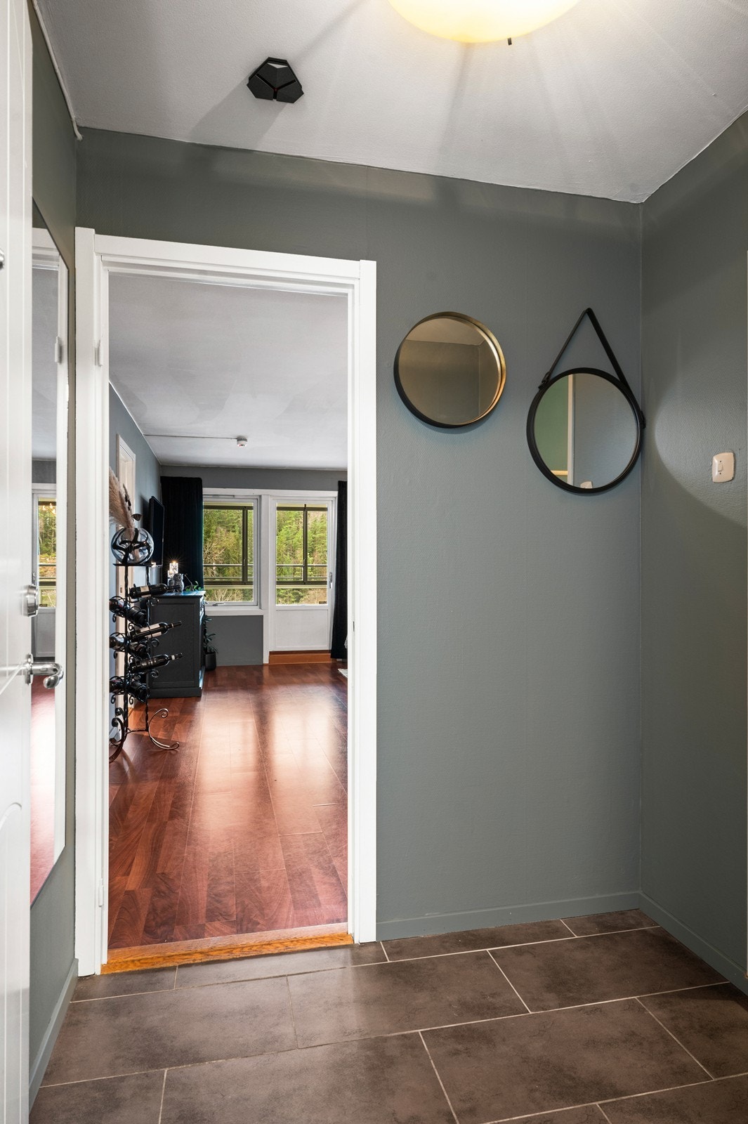 Entréen har flislagt gulv og er utstyrt med dørcalling med video for en trygg hverdag. Galleribilde