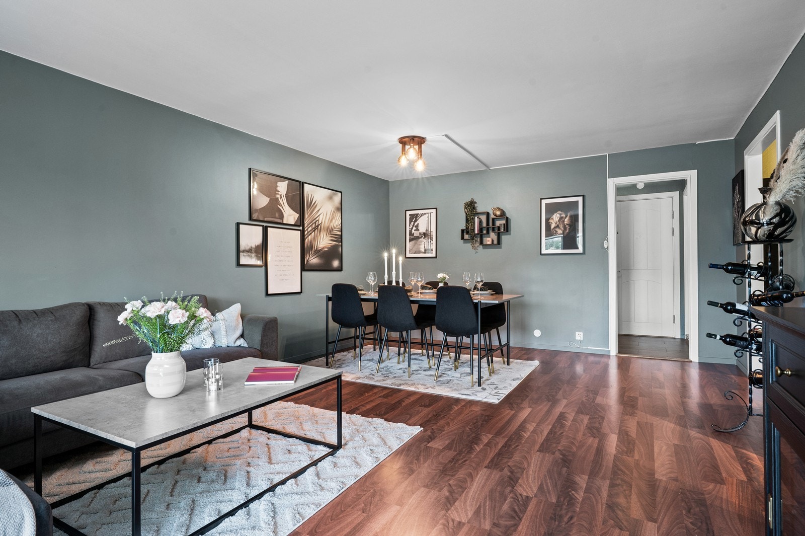 Stuen gir fleksibilitet for møblering, med god plass til en egen spiseplass. Galleribilde