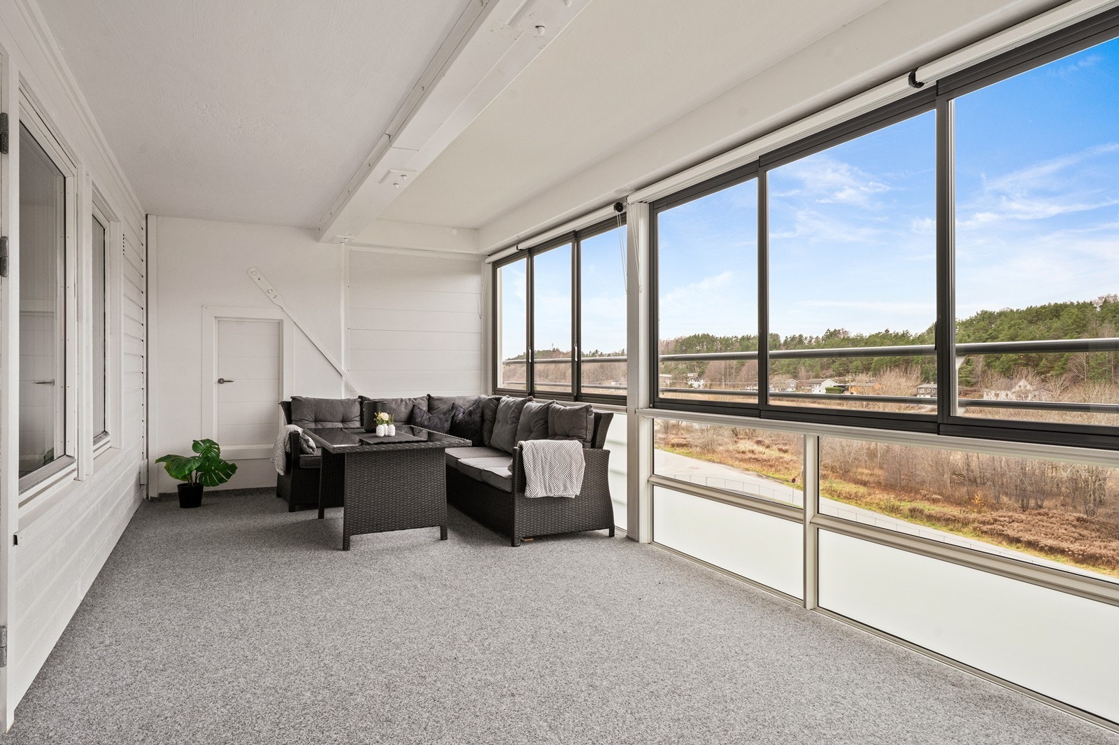 Den store, innglassede balkongen på 21 m² fungerer som en forlengelse av stuen. Galleribilde