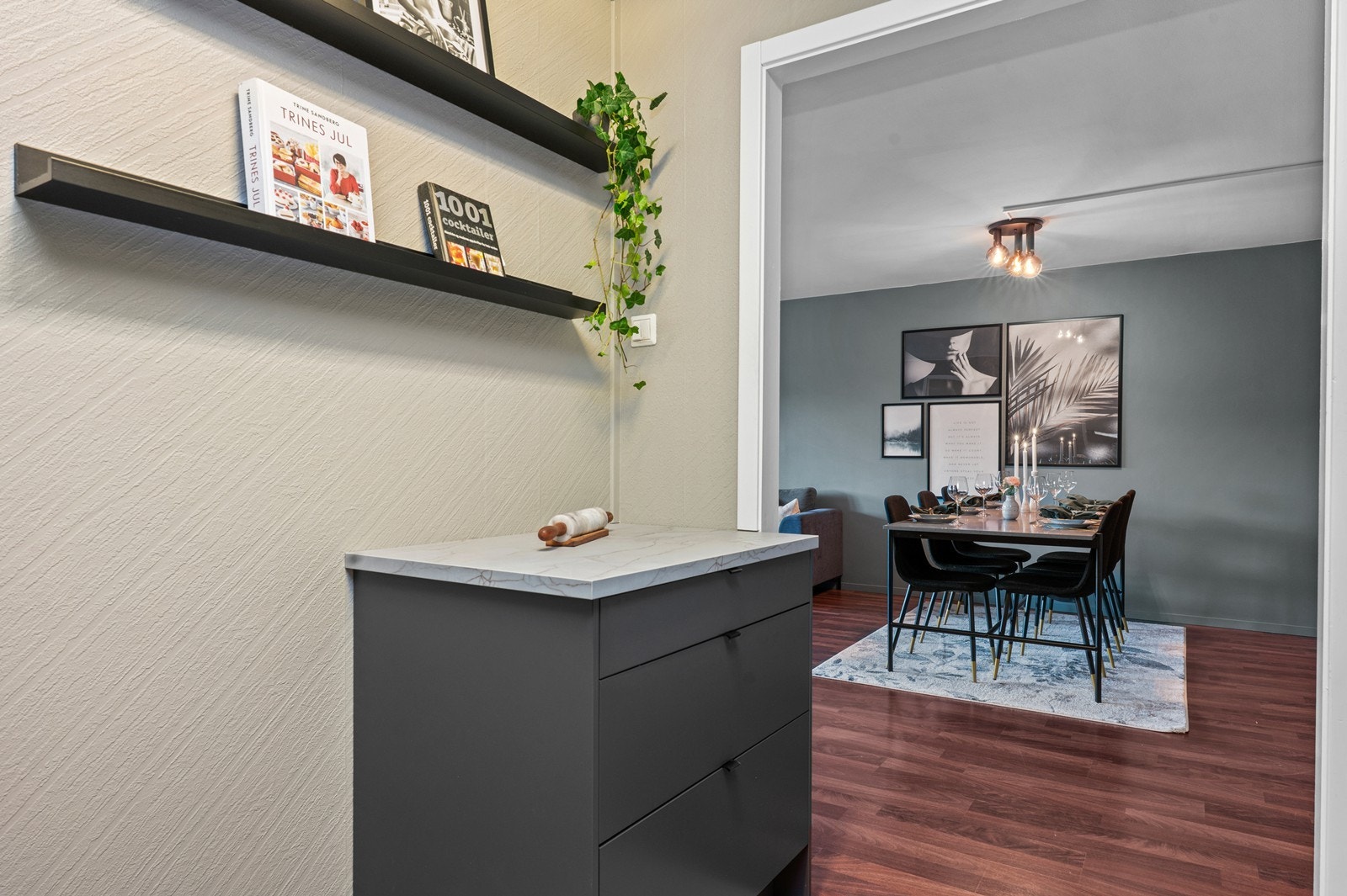 Fra kjøkkenet er det en åpen og naturlig overgang til stue- og spiseområdet. Galleribilde