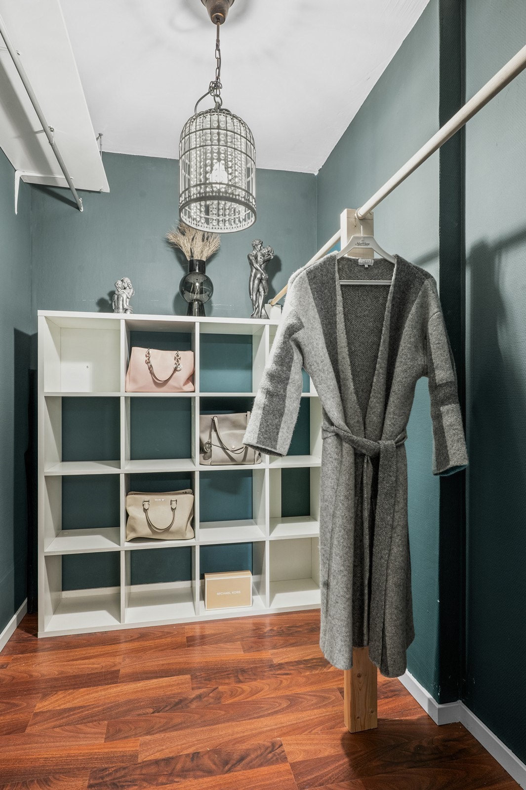 En praktisk innvendig bod gir ekstra lagringsplass, og er her innredet som et garderoberom. Galleribilde