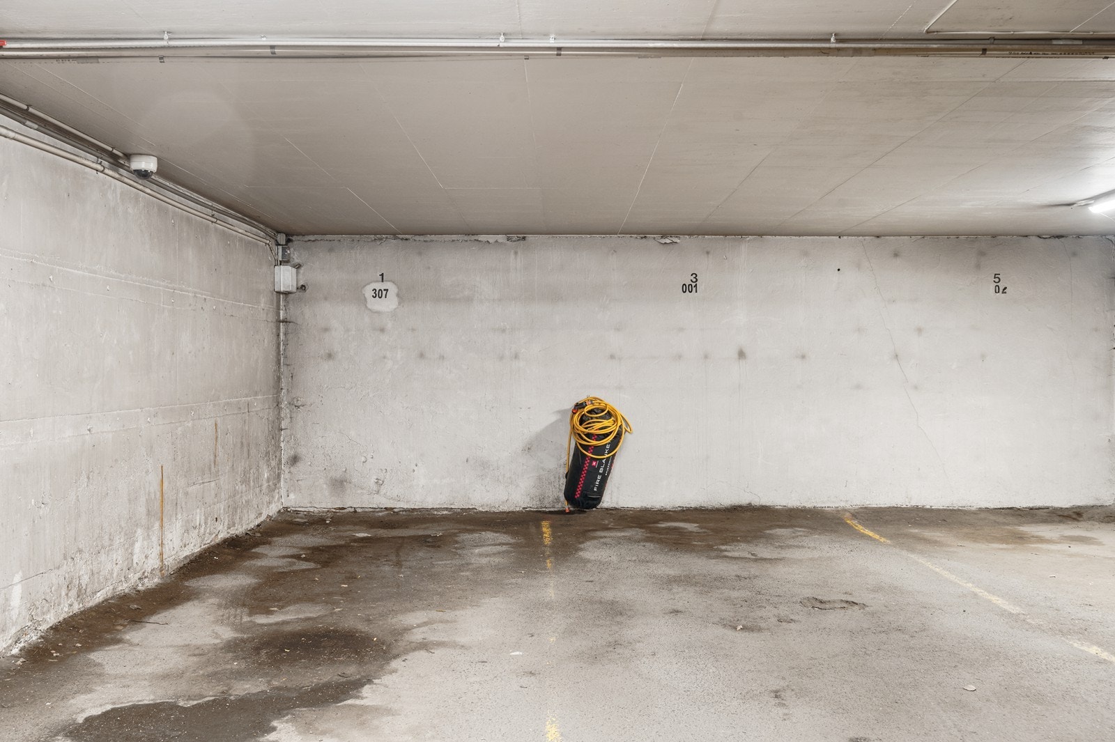 Det medfølger én biloppstillingsplass i felles garasjekjeller, samt en bod og felles dekklagring. Galleribilde