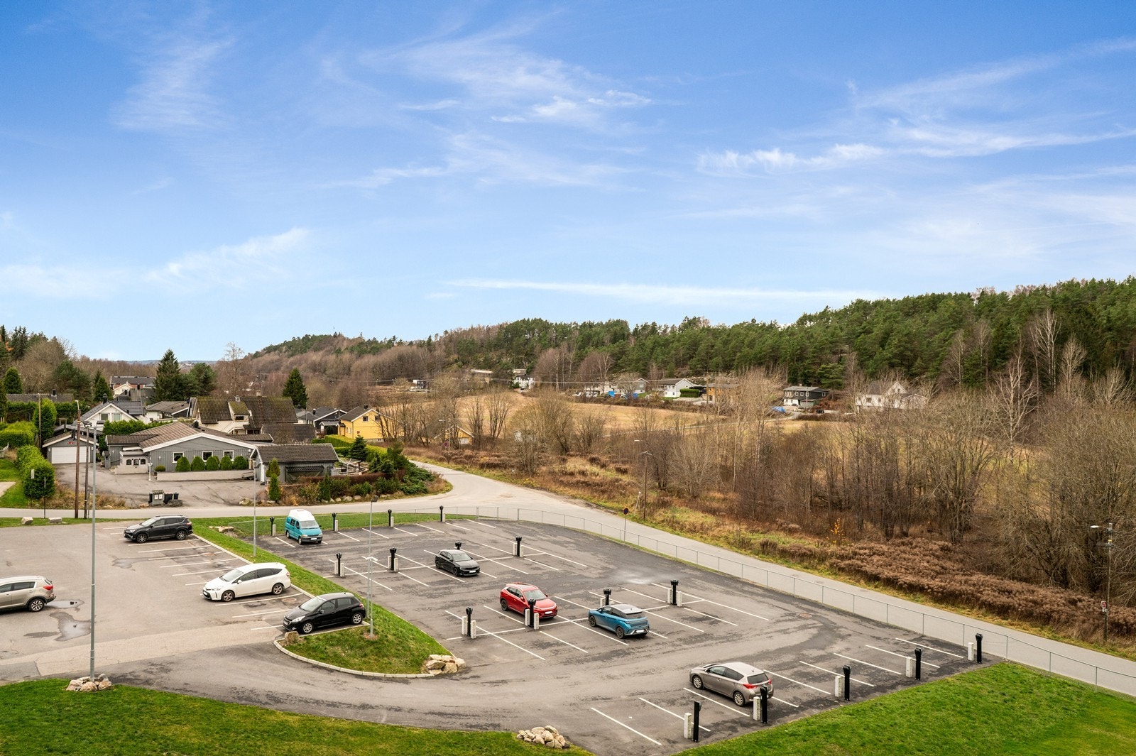 For pendlere er det bussholdeplass i umiddelbar nærhet og enkel tilgang til E6. Galleribilde