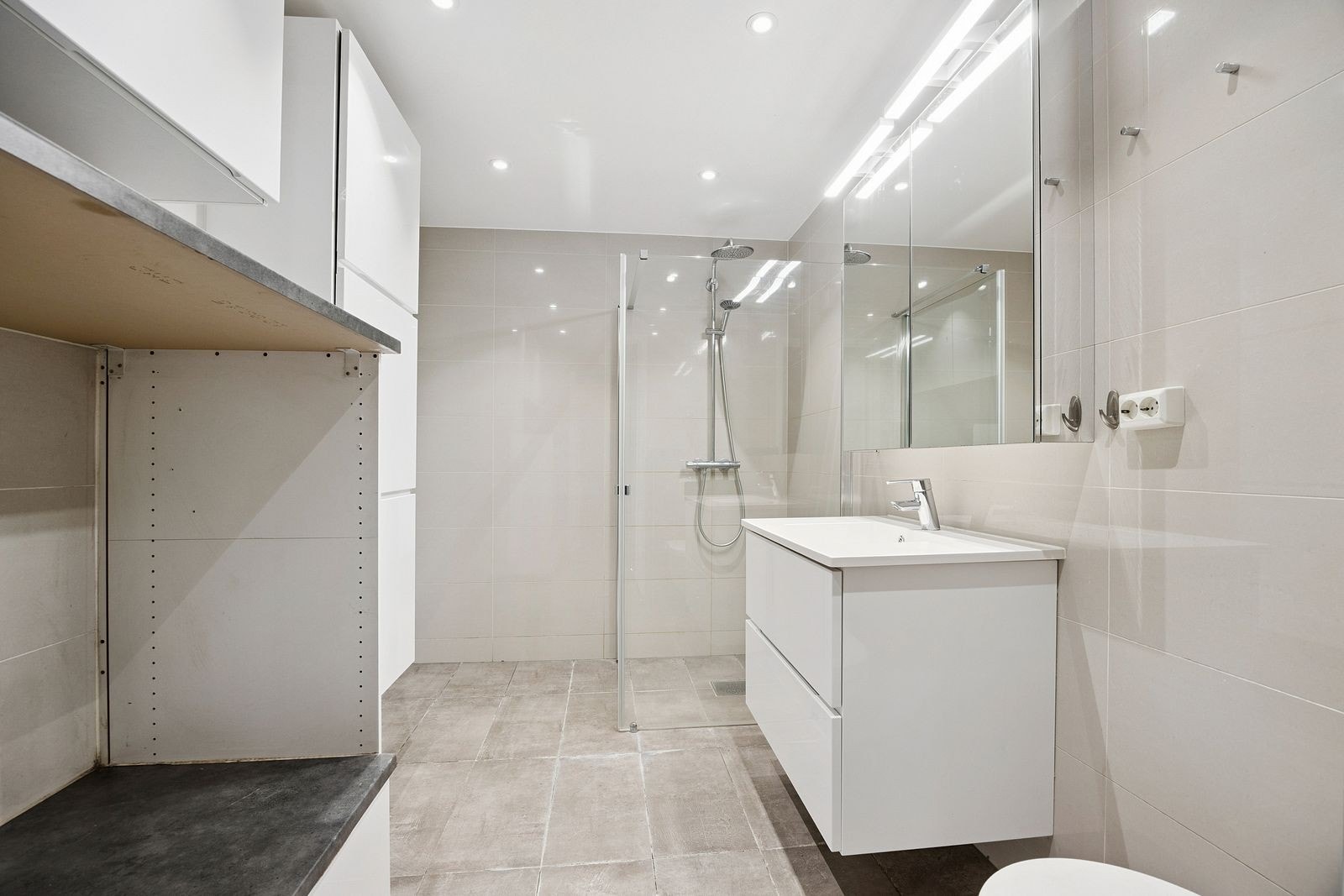 Delikat bad/WC med vaskemaskin Galleribilde