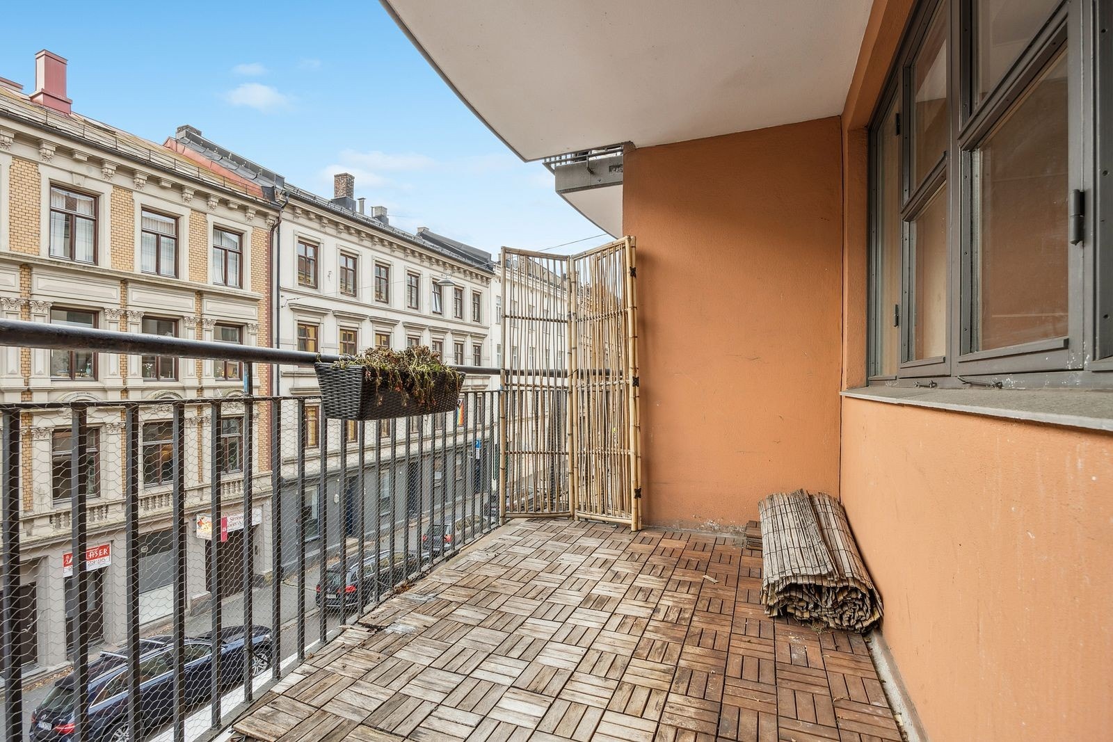 Stor balkong med plass til utemøbelement Galleribilde