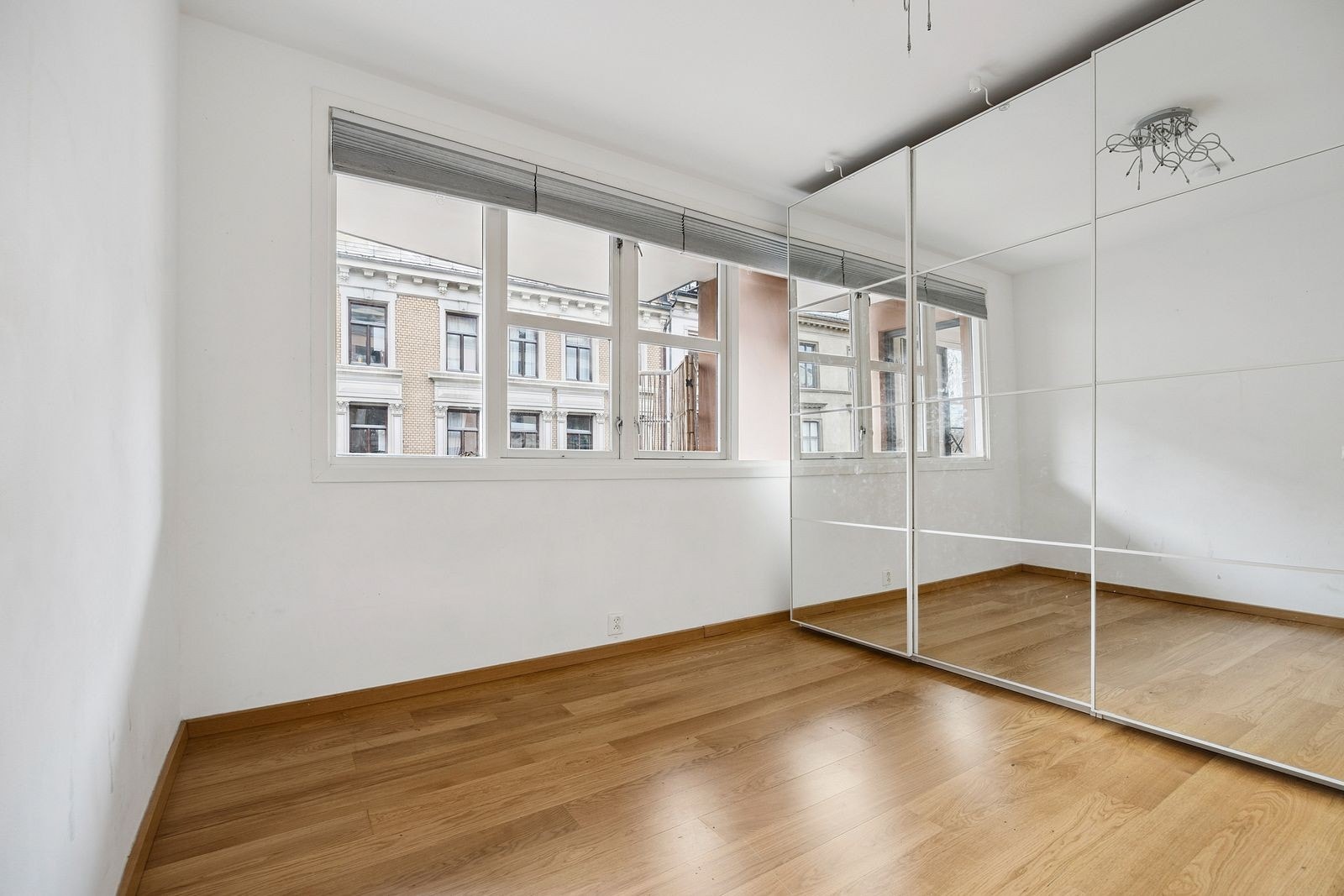 Soverom 1 med stor skyvedørsgarderobe Galleribilde