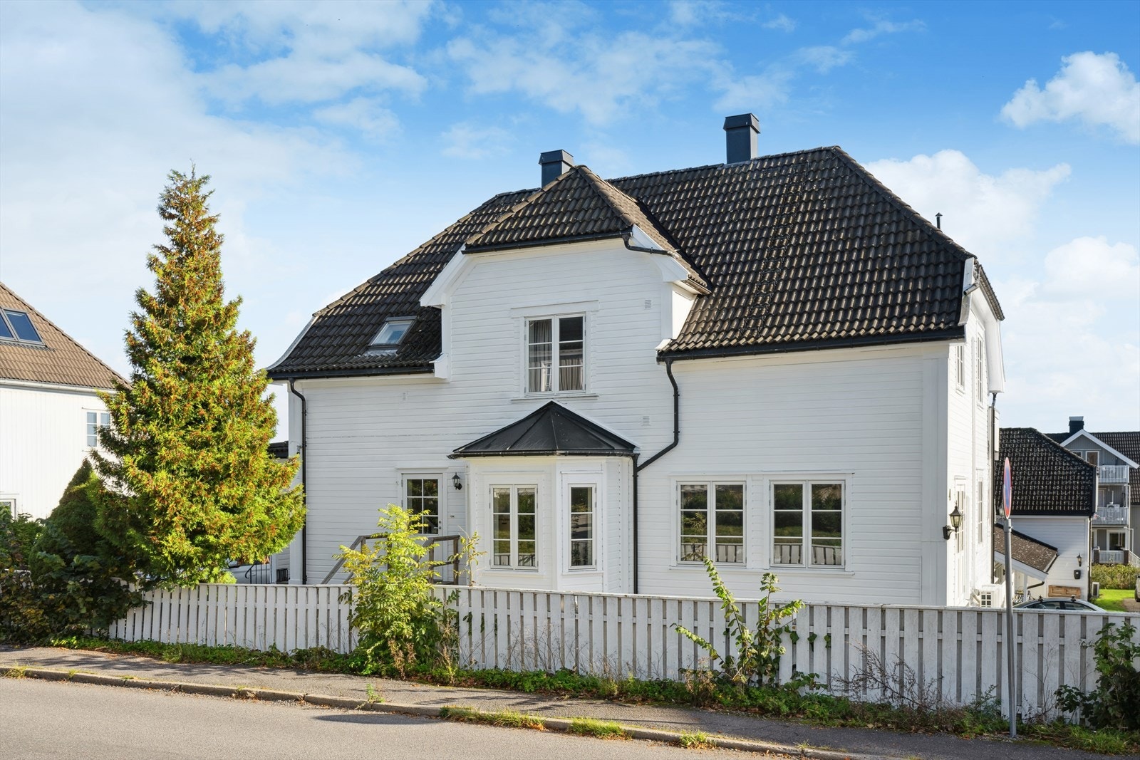 En flott bolig som opprinnelig ble bygget rundt 1919 og i senere tid er bygget på og om. Galleribilde