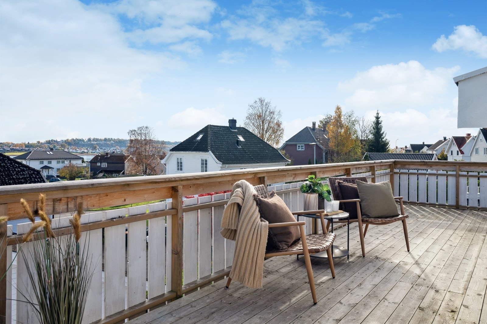 Fra kjøkkenet har man utgang ut til en romslig balkong på 17 kvm hvor man kan nyte flott utsikt og fine sommerdager. Galleribilde