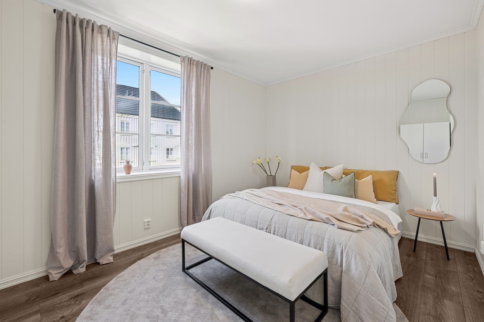 Soverom 1 er av god størrelse og har god plass til både dobbeltseng, garderobe og tilhørende møblement. Galleribilde