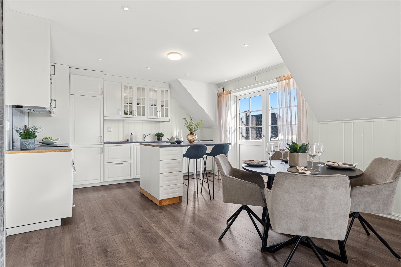 Her har man god plass til å møblere i flere soner med både sofa- og spisegruppe. Galleribilde