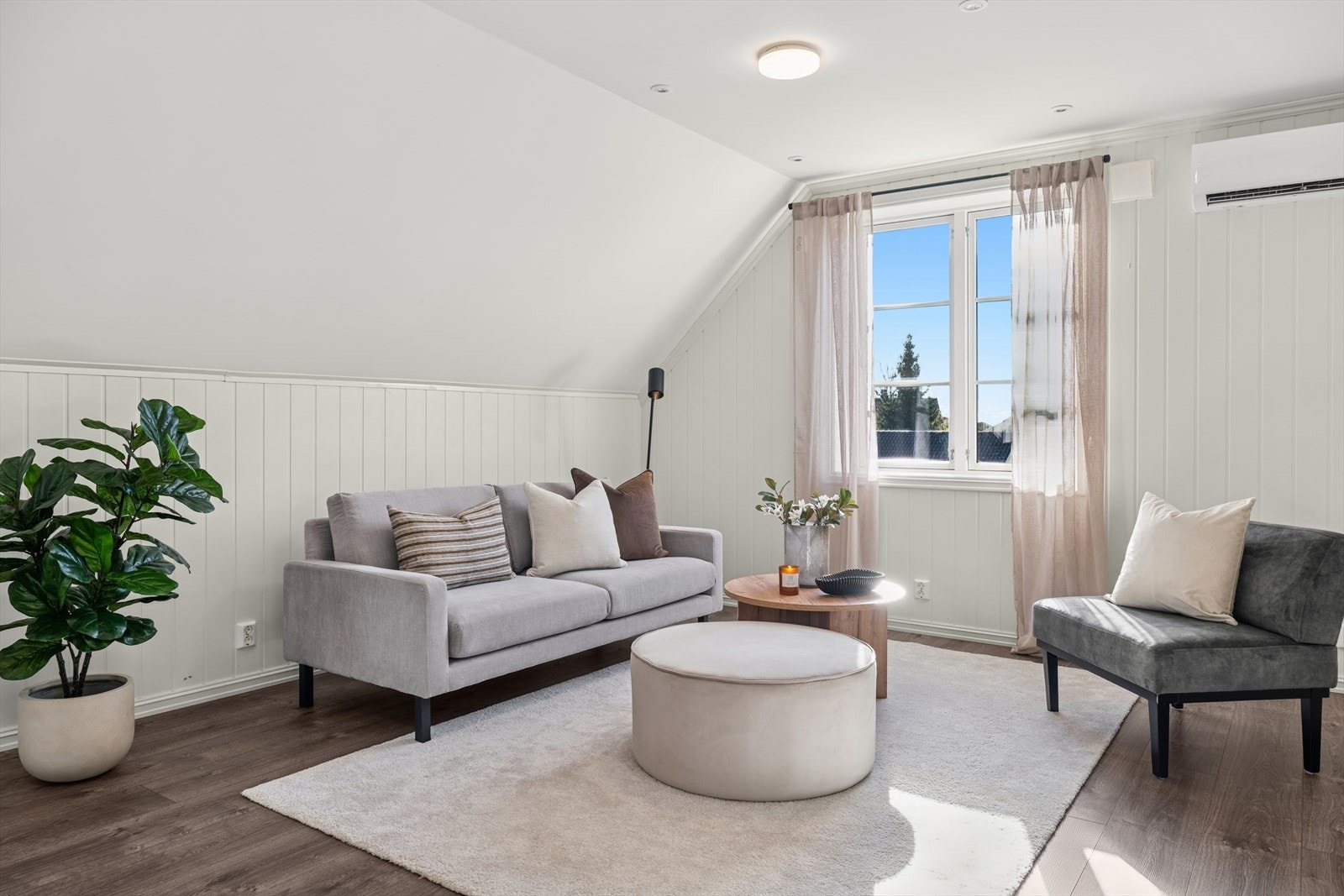 Stue og kjøkken ligger i åpen løsning. Et lyst og innbydende rom med store vindusflater som sørger for rikelig med naturlig lys. Stuen er ellers utstyrt med en varmepumpe som sørger for god- og energieffektiv oppvarming. Galleribilde