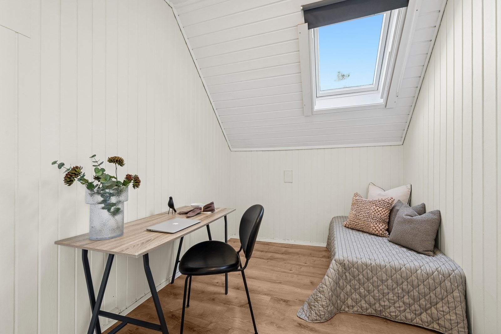 Soverom 3 er noe mindre, men passer ypperlig som kontor. Merk at rommet kun har rømning via takvindu og at det er for lang avstand opp til vindu, noe som gjør at rømningen fra rommet ikke er tilfredsstillende. Se punkt "ferdigattest". Galleribilde