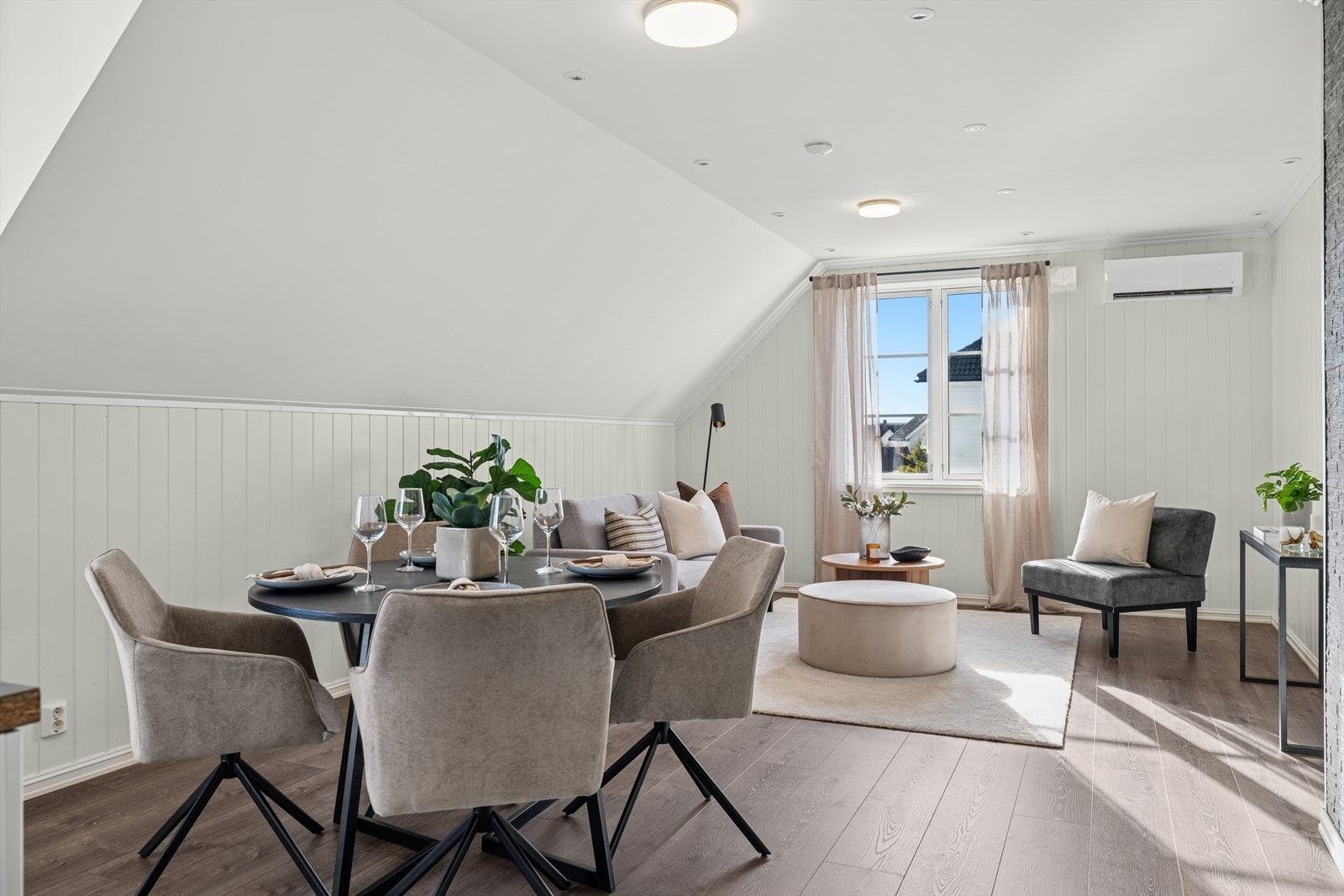 Leiligheten ligger i byggets andre etasje, men har adkomst i første etasje. Galleribilde