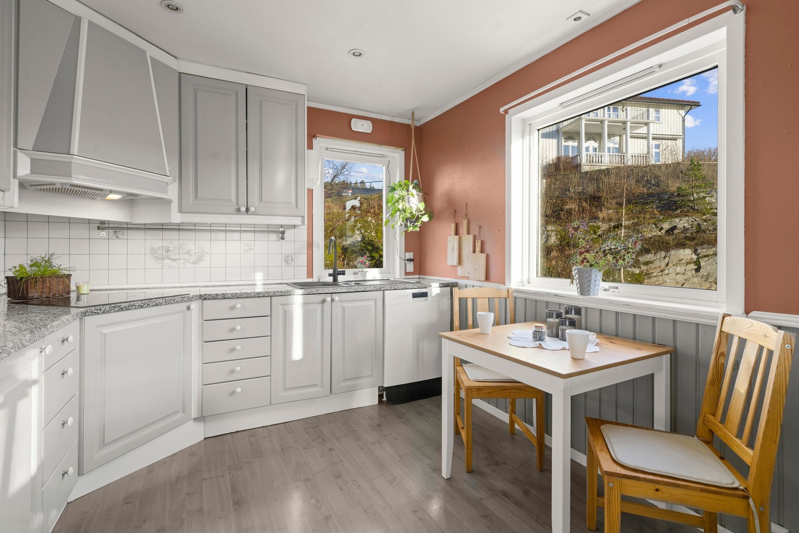 Kjøkkenet ligger i åpen løsning mot spisestuen, noe som skaper en luftig og sosial atmosfære i hjemmet. Galleribilde