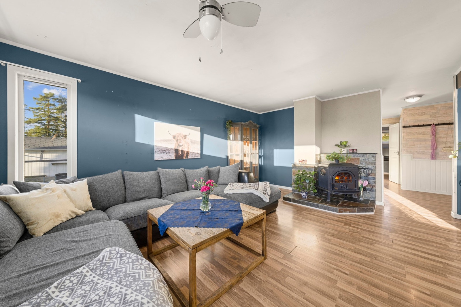 De store vinduene høyt på veggen slipper inn rikelig med naturlig lys Galleribilde