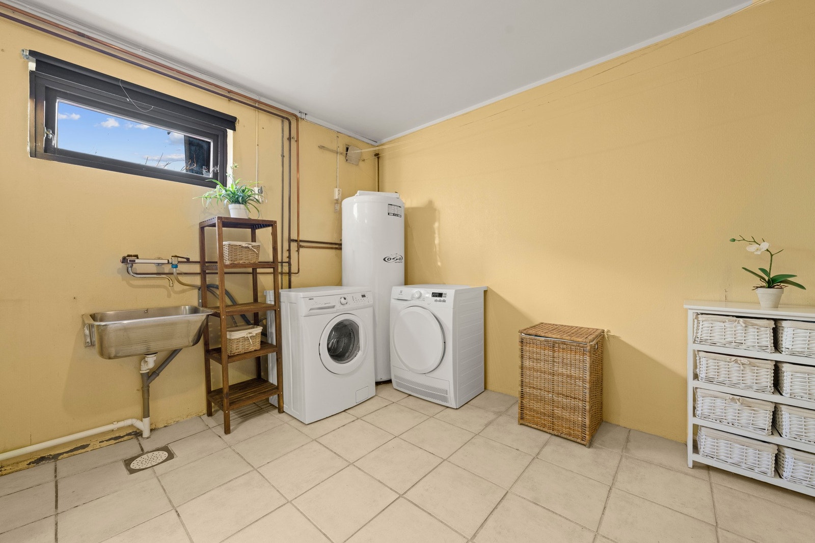 Badet inneholder opplegg for vaskemaskin. Galleribilde