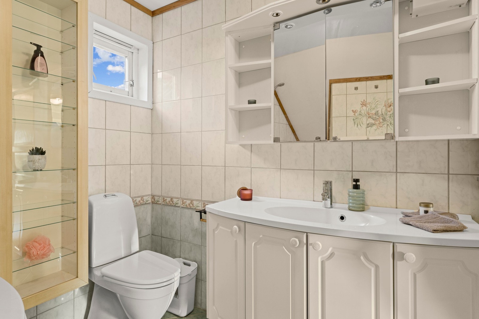 Badet i 2. etasjen er helfliset og har klosett, servant og dusj i badekar. Galleribilde