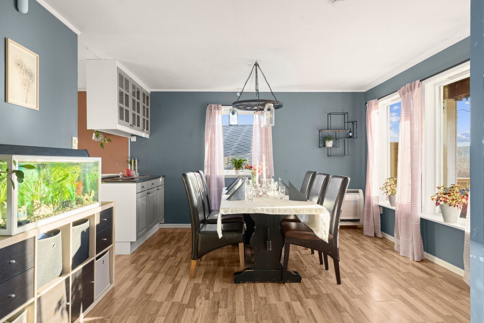 Romslig spisestue med plass til stort spisebord. Galleribilde