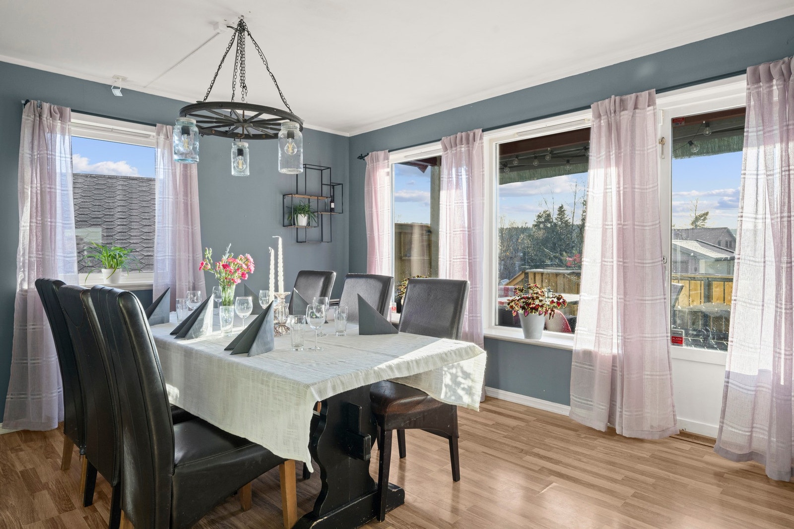 Store vinduer som byr på flott utsikt fra middagsbordet Galleribilde