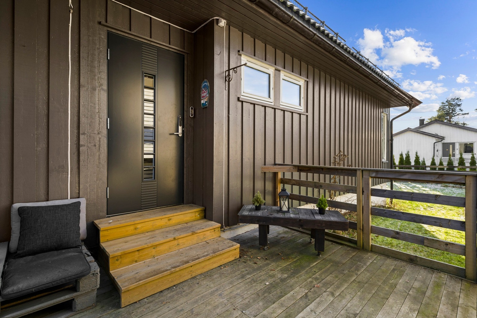 Gaupeveien 7 ligger i et etablert og svært familievennlig boligområde på Ødegården/Kvernstua i Ytre Enebakk Galleribilde