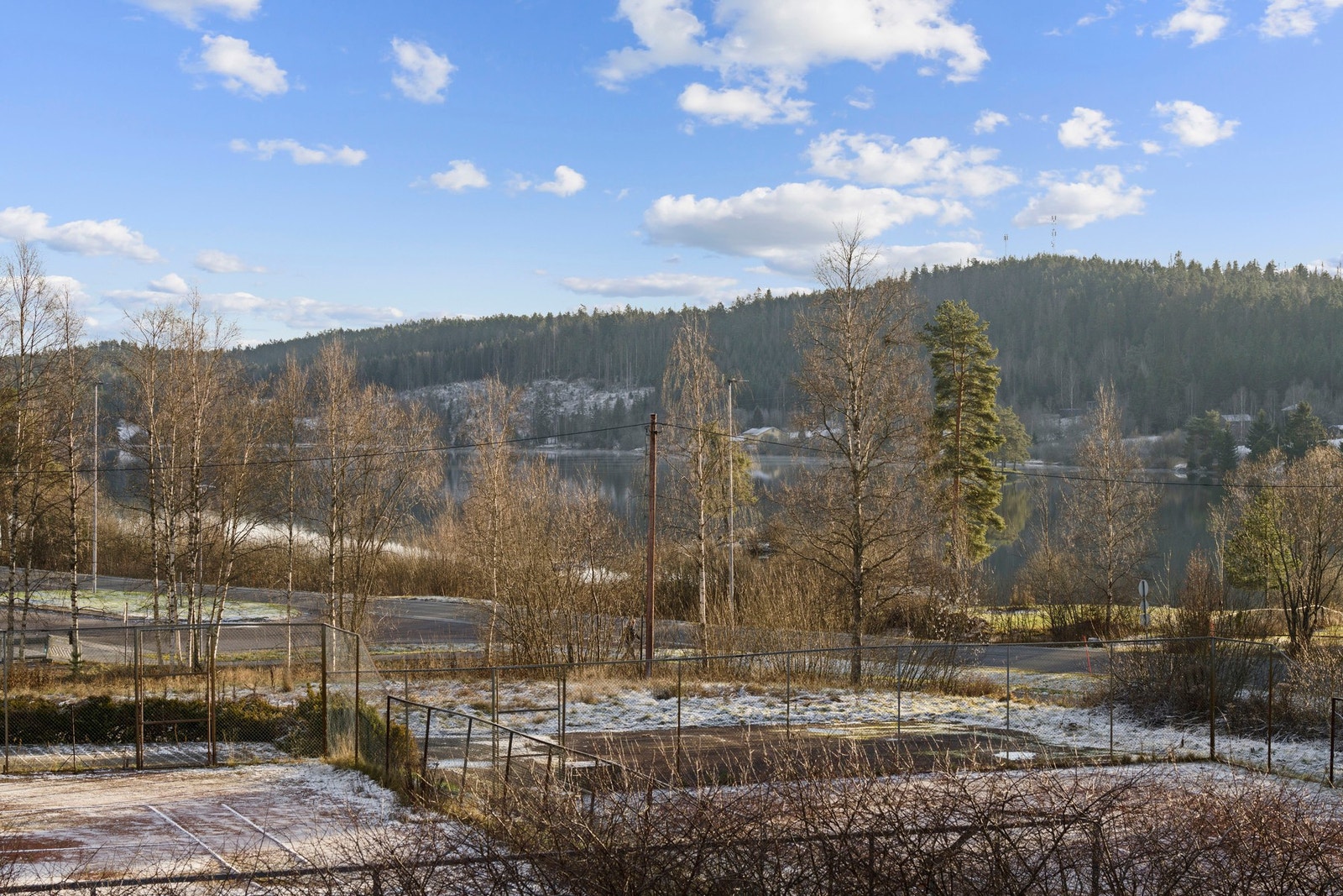 Alt i alt representerer Gaupeveien 7 et attraktivt sted å bo for deg som ønsker en god kombinasjon av fredelige omgivelser, natur, trygghet og korte avstander til det viktigste i hverdagen - uten å gi slipp på enkel tilgang til byens fasiliteter. Galleribilde