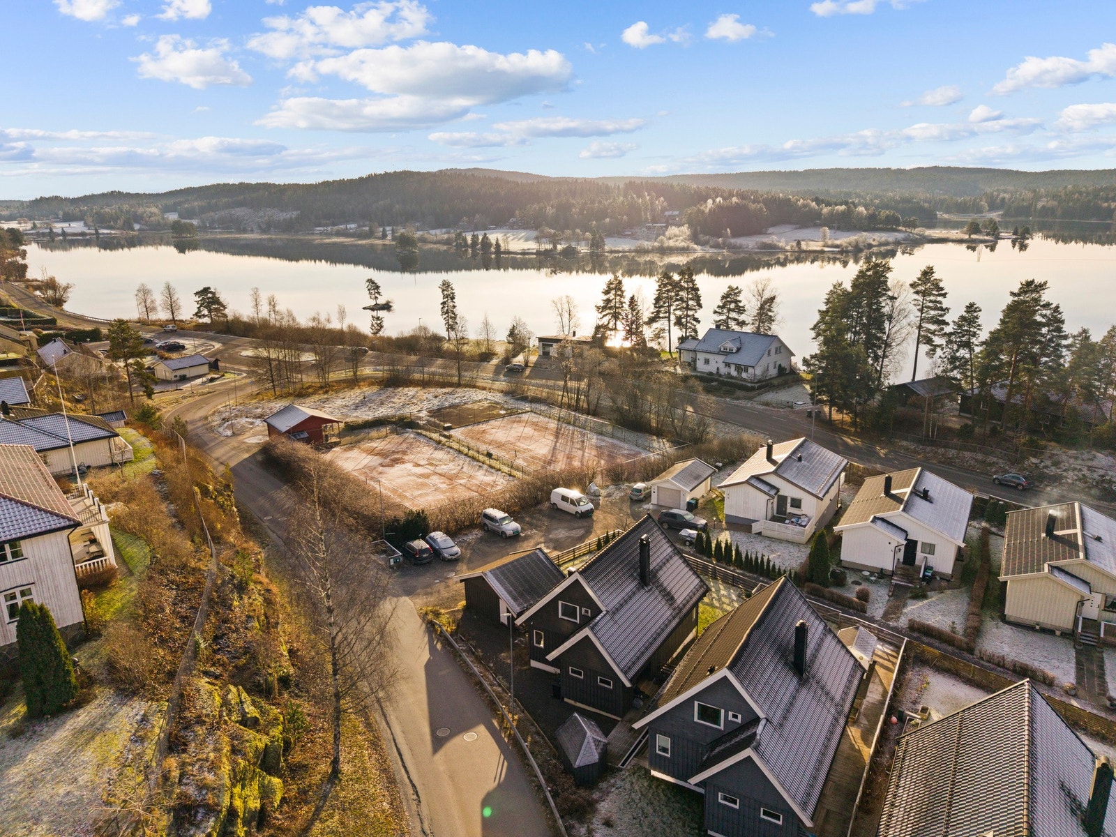 Nylende barnehage ligger ca. 5 minutter unna til fots, mens både Ytre Enebakk skole og Mjær ungdomsskole nås på ca. 4 minutter med bil. Galleribilde
