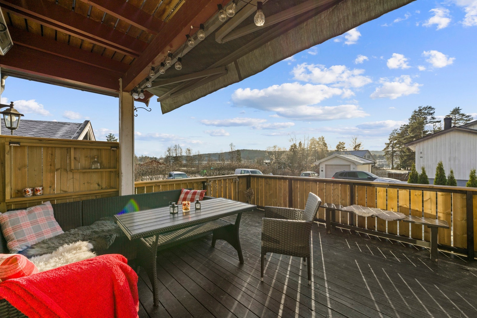 På terrassen er det plass til både spisegruppe og grill. Fantastisk sted å nyte varmen om sommeren Galleribilde