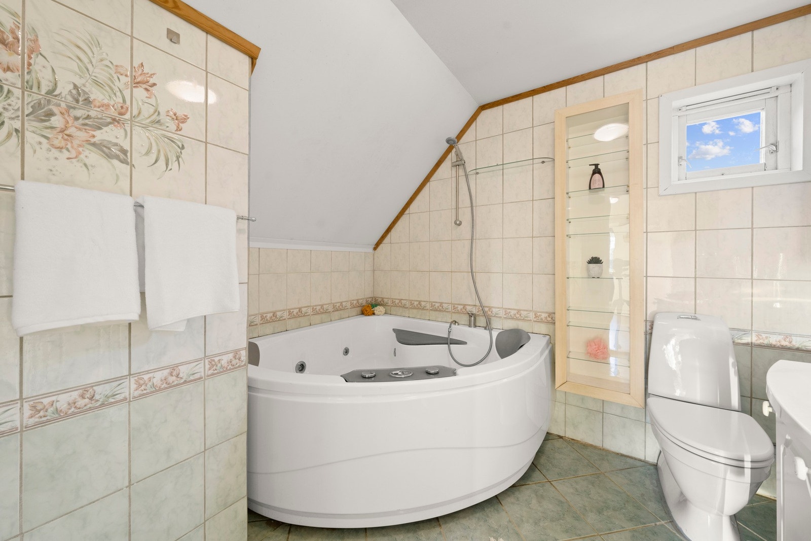 Badet har blant annet varmekabler Galleribilde